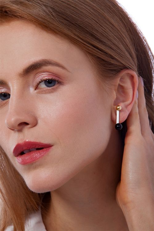 Brinco Aurelie M - Esmalte Branco e Obsidiana Preta - Coleção Mademoiselle Banho: Folheado a Ouro