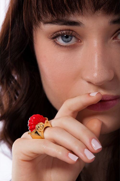 Anel Dorothea - Resina Vermelha - Coleção SurreABISMO Cristalino Banho: Folheado a Ouro