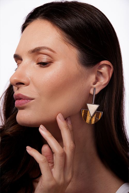 Brinco Line Triangle - Feldspato Natural e Olho de Tigre - Coleção Geometric Banho: Ródio Negro