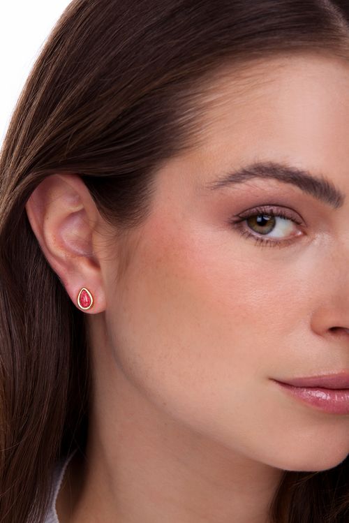 Brinco Petit Gota - Feldspato Vermelho – Coleção Daily Banho: Folheado a Ouro
