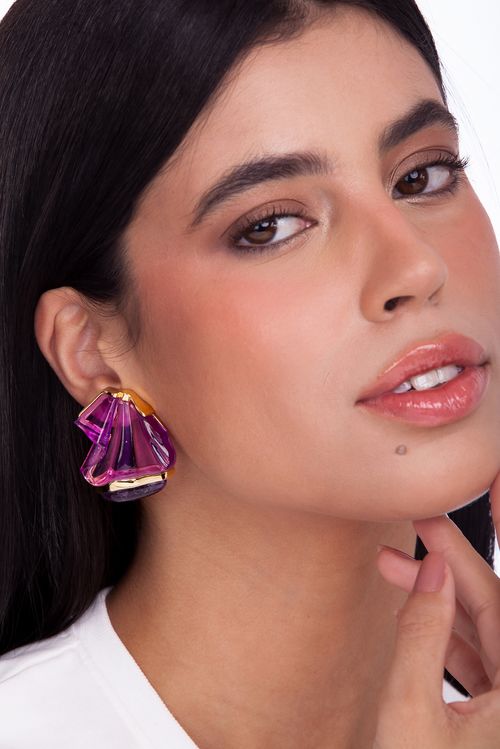 Brinco Êxtase M - Ametista e Resina Lilás - Coleção TRAJEtos Banho: Folheado a Ouro