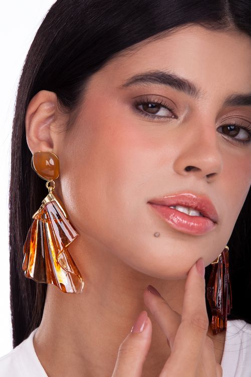 Brinco Êxtase G - Ágata Caramelo e Resina Caramelo- Coleção TRAJEtos Banho: Folheado a Ouro