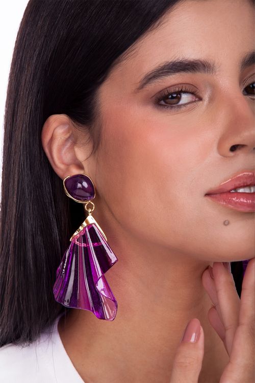 Brinco Êxtase G - Ametista e Resina Lilás - Coleção TRAJEtos Banho: Folheado a Ouro
