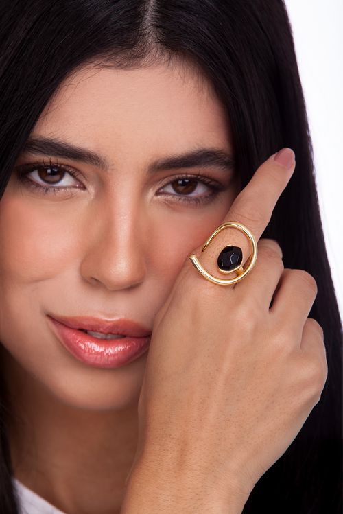 Anel Verso - Obsidiana Preta - Coleção TRAJEtos Banho: Folheado a Ouro