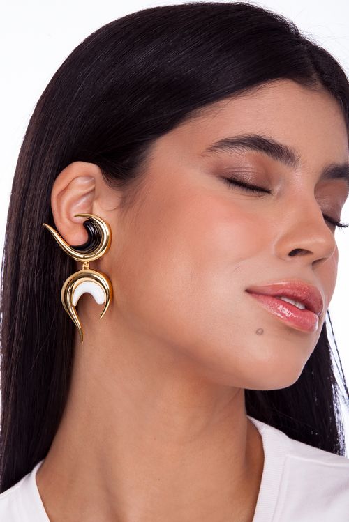 Brinco Contraste - Resina Branca e Preta - Coleção TRAJEtos Banho: Folheado a Ouro