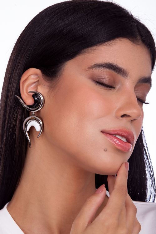 Brinco Contraste - Resina Branca e Preta - Coleção TRAJEtos Banho: Ródio Negro
