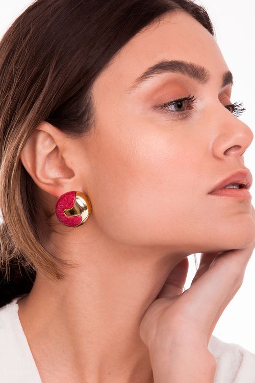 Brinco O Abraço - Feldspato Vermelho - Coleção O Abraço Banho: Folheado a Ouro