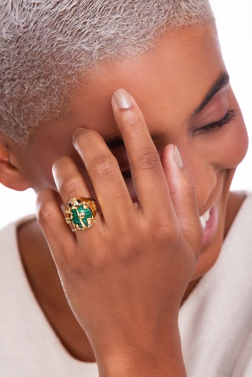 Anel Joana - Ágata Branca, Feldspato Vermelho, Obsidiana Preta, Malaquita, Quartzo Azul Anil  - Coleção Ser Girassol Banho: Folheado a Ouro