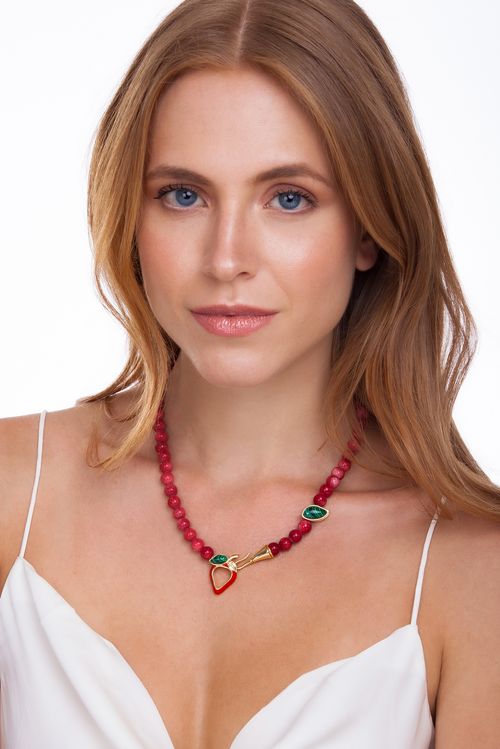 Colar Morango - Feldspato Vermelho, Malaquita e Esmalte Vermelho - Coleção Piquenique Banho: Folheado a Ouro