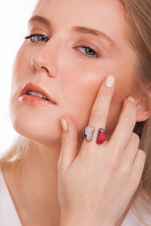 Anel Zen - Feldspato Vermelho e Quartzo Rosa - Coleção Reset Banho: Ródio Negro