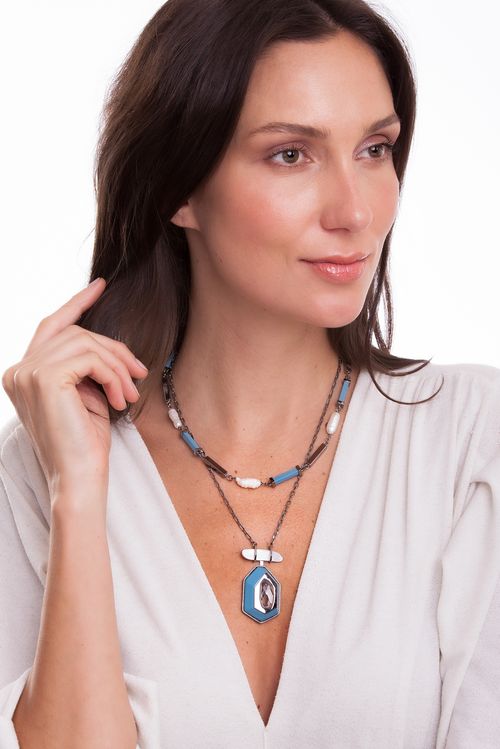 Colar Poesia - Cristal, Madeira Azul, Madrepérola e Pérola Barroca - Coleção Existe em Mim Banho: Ródio Negro