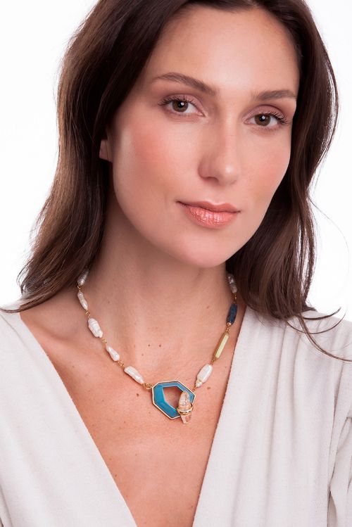 Colar Fascínio - Cristal, Madeira Azul,Pérola Barroca e Quartzo Trolita - Coleção Existe em Mim Banho: Folheado a Ouro