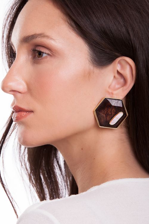 Brinco Verdade - Madeira e Madrepérola - Coleção Existe em Mim Banho: Folheado a Ouro