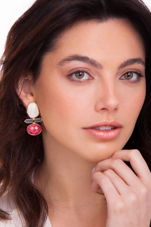 Brinco Petit Beauté - Cristal Leitoso, Feldspato Vermelho e Madrepérola - Coleção Acquarella Banho: Folheado a Ouro
