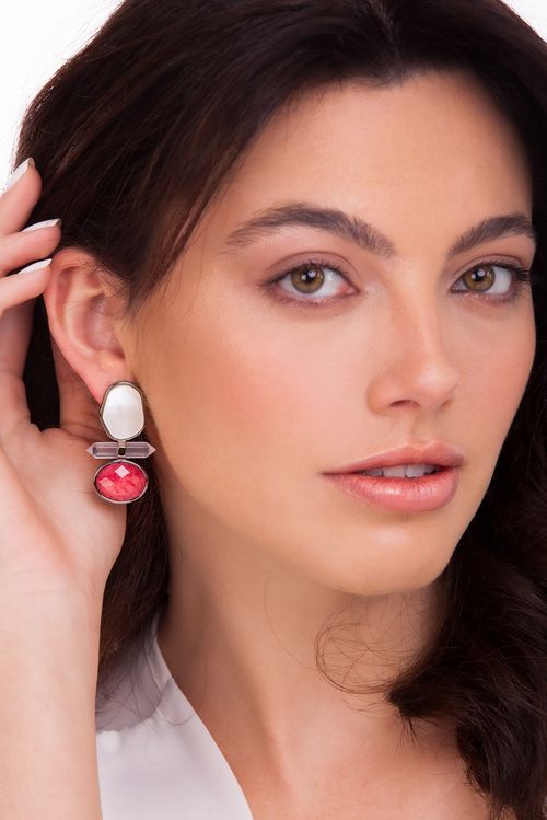 Brinco Petit Beauté - Cristal Leitoso, Feldspato Vermelho e Madrepérola - Coleção Acquarella Banho: Ródio Negro