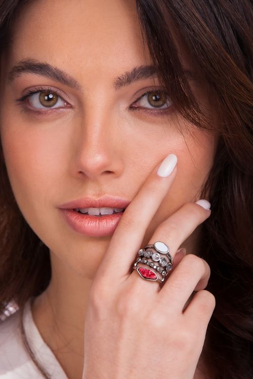 Anel Capri - Cristal Leitoso, Feldspato Vermelho e Madrepérola - Coleção Ícones Banho: Ródio Negro