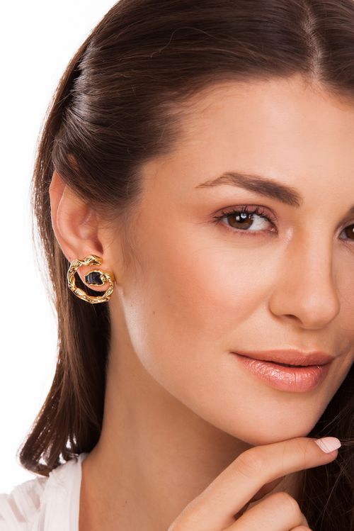 Brinco Ironia Médio - Ágata Preta - Coleção Paradoxo Banho: Folheado a Ouro