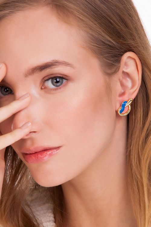 Brinco O Carinho - Esmalte Azul - Coleção O Abraço Banho: Folheado a Ouro