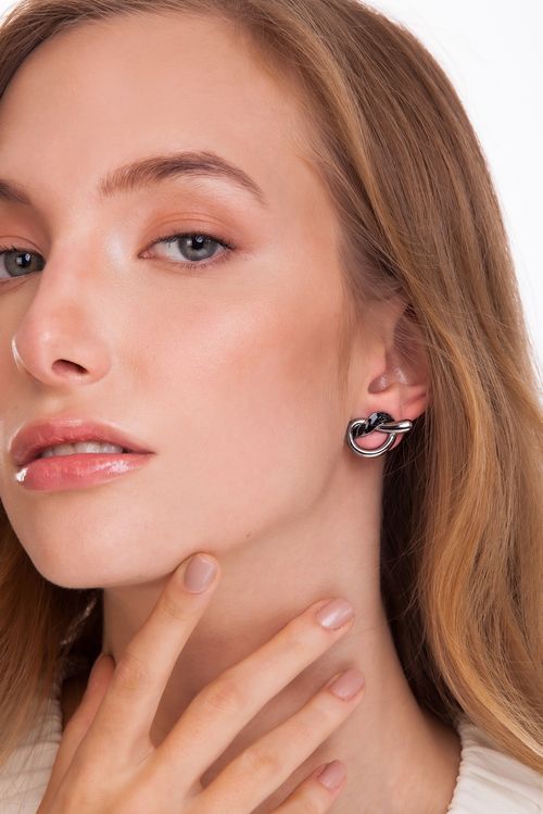 Brinco O Carinho - Esmalte Preto - Coleção O Abraço Banho: Ródio Negro