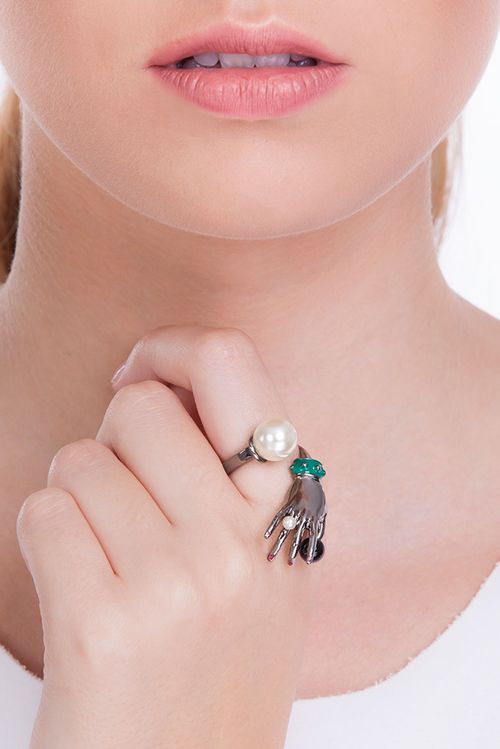 Anel Inès - Obsidiana Preta, Pérola e Esmalte Verde - Coleção Mademoiselle Banho: Ródio Negro