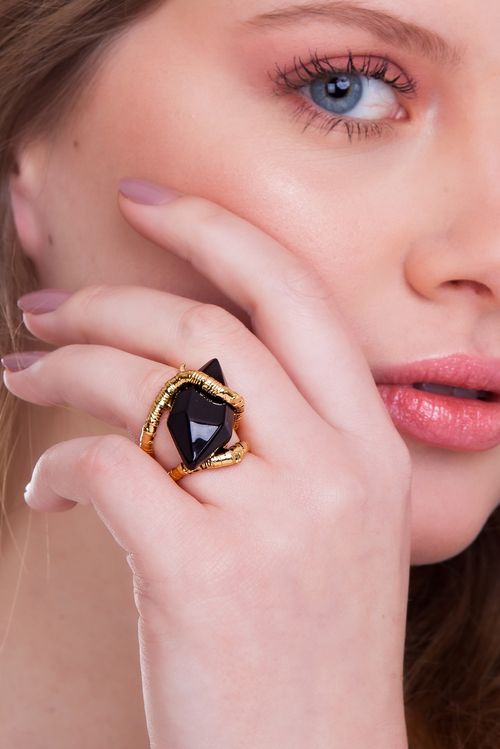 Anel Malévola - Obsidiana Preta - Coleção Disney Malévola Banho: Folheado a Ouro