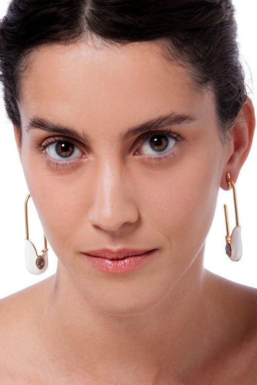 Brinco Pin - Esmalte Branco e Drusa Metalizada - Coleção Inéditos Março Banho: Folheado a Ouro