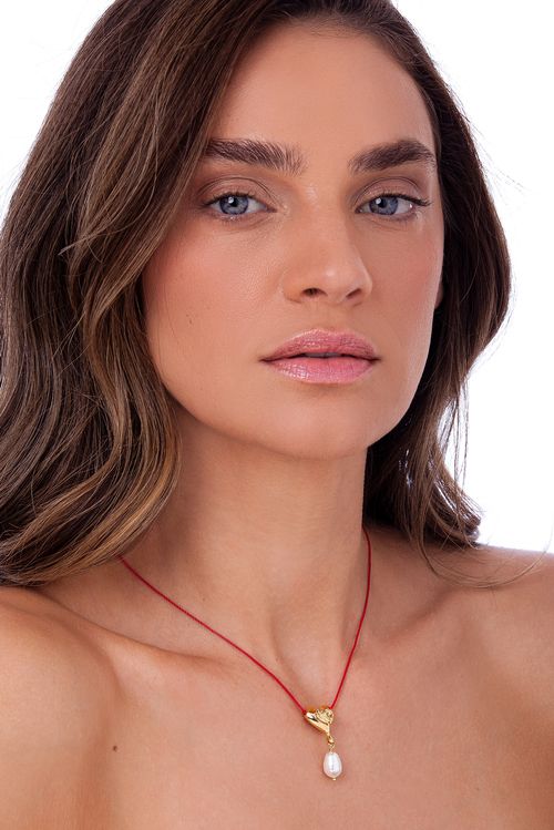 Colar Flor Amor - Cordão Vermelho e Pérola - Coleção Flor e Ser Amor Banho: Folheado a Ouro