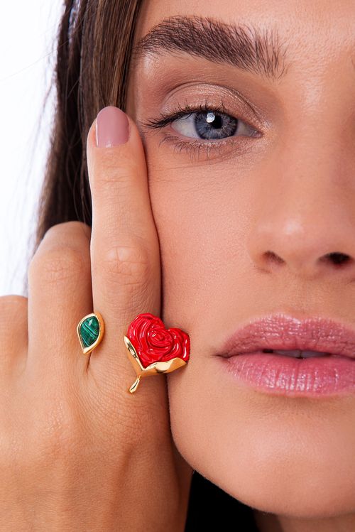 Anel Florescer - Malaquita e Resina Vermelha - Coleção Flor e Ser Amor Banho: Folheado a Ouro