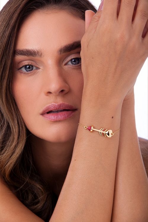 Pulseira Arrow Heart - Feldspato Vermelho e Esmalte Vermelho - Coleção Flor e Ser Amor Banho: Folheado a Ouro