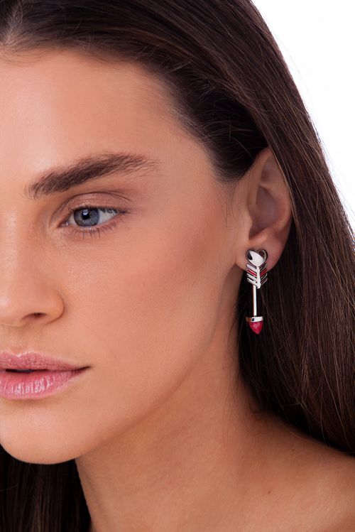 Brinco Arrow Heart - Feldspato Vermelho e Esmalte Vermelho - Coleção Flor e Ser Amor Banho: Ródio Negro