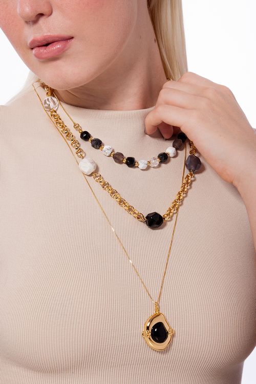 Colar Afago M - Ágata Cinza, Cristal, Haulita, Labradorita e Obsidiana Preta - Coleção O Abraço Banho: Folheado a Ouro