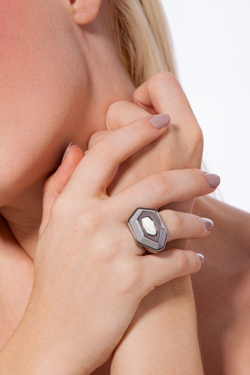 Anel Essência - Haulita, Madeira e Esmalte Cinza - Coleção Existe em Mim Banho: Ródio Negro