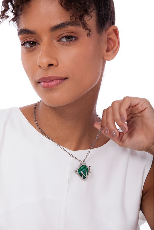 Colar Alfabeto N - Feldspato Vermelho, Haulita Turquesa, Obsidiana, Malaquita e Ágata Cinza Metalizada - Coleção Expressão Banho: Ródio Negro