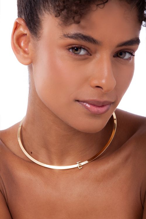 Colar Choker E - Coleção Expressão Banho: Folheado a Ouro
