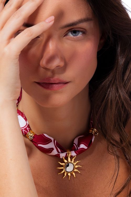 Colar Solar - Ágata Cinza Metalizada e Bandana Vermelha - Coleção Dolce Tropicália Verão Banho: Folheado a Ouro
