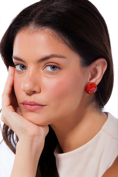 Brinco Color Ladie - Feldspato Vermelho e Esmalte Vermelho - Coleção Daily Banho: Folheado a Ouro