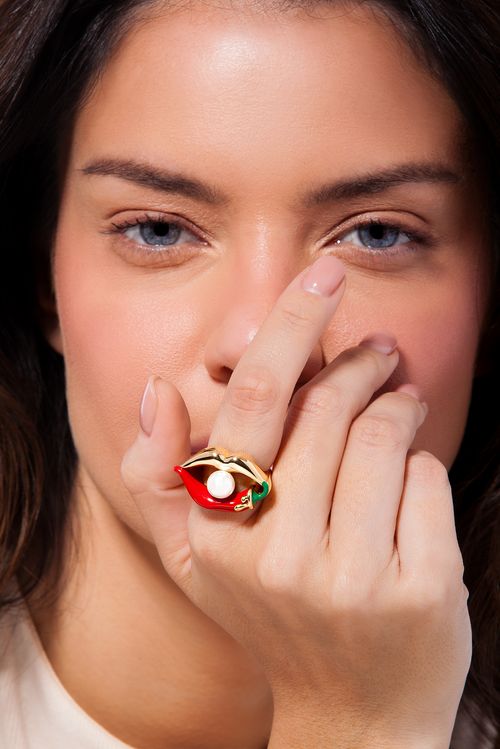 Anel Malagueta - Resina Vermelha, Esmalte Verde e Pérola - Coleção Dolce Tropicália Alto Verão Banho: Folheado a Ouro