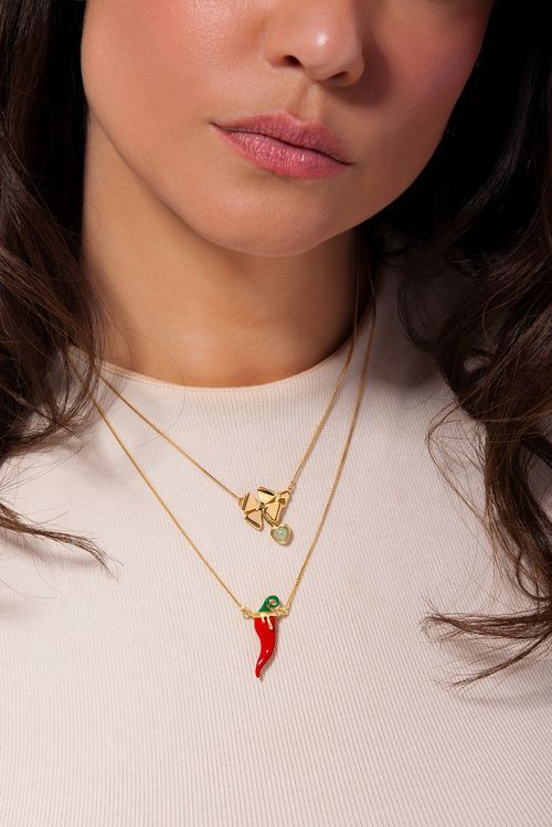 Colar Escapulário Picante - Resina Vermelha, Esmalte Verde e Quartzo Verde - Coleção Dolce Tropicália Alto Verão Banho: Folheado a Ouro