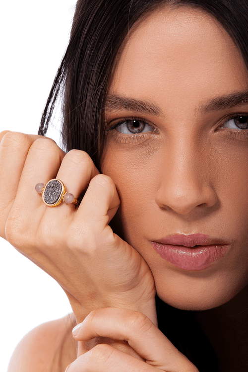 Anel Ancestral - Ágata Cinza e Drusa Metalizada - Coleção Âmago Banho: Folheado a Ouro