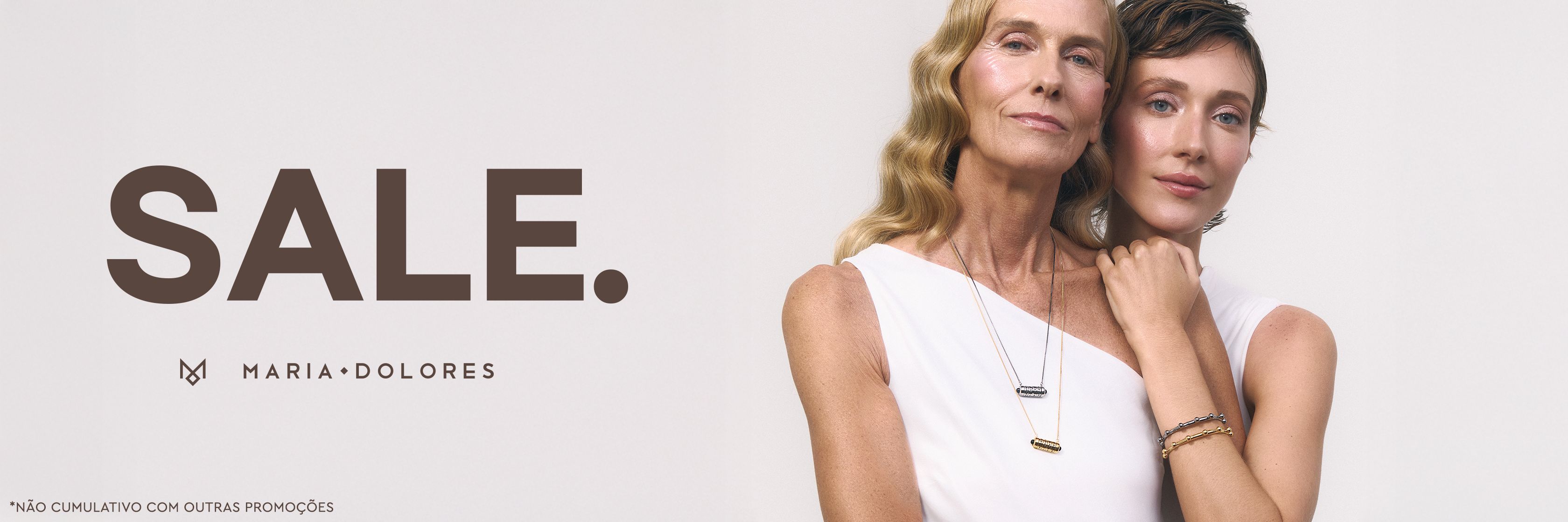 Duas mulheres abraçadas 